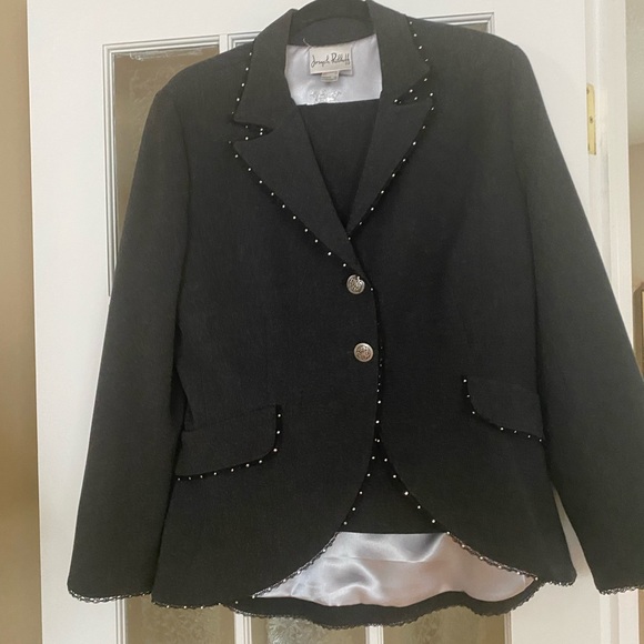 Marc Cain silver metallic blouse and Joseph Ribkoff woollen grey suit. - Picture 4 of 7